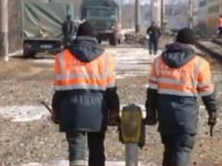Vilciena avārija Jelgavā apkārtējās vides piesārņojumu neradīja (video)