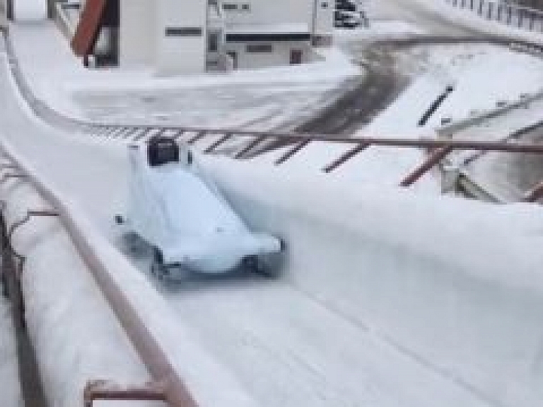 Siguldā notiek paralimpiskā bobsleja un skeletona skola
