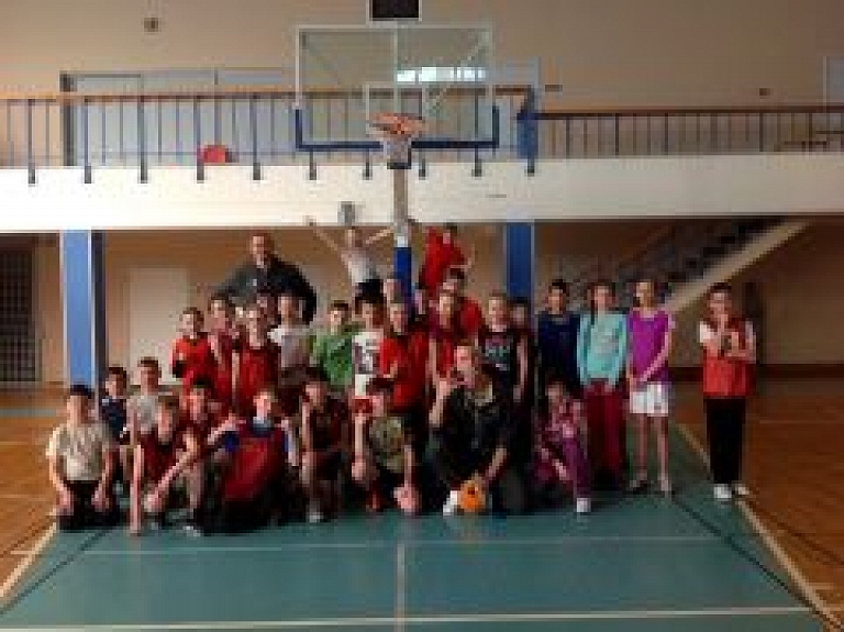 "BK Valmiera" basketbolisti vada sporta stundas Cēsu 2.pamatskolā