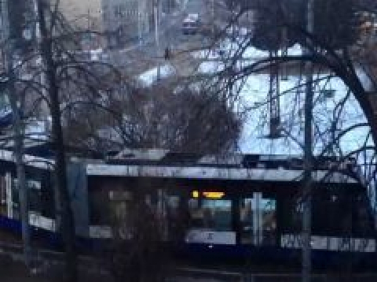 Rīdzinieki sūdzas par neciešami skaļu tramvaju (video)