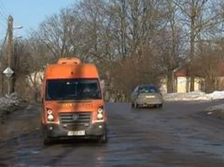 Daugavpilī iedzīvotāji var informēt par bedrēm uz ceļa (video)