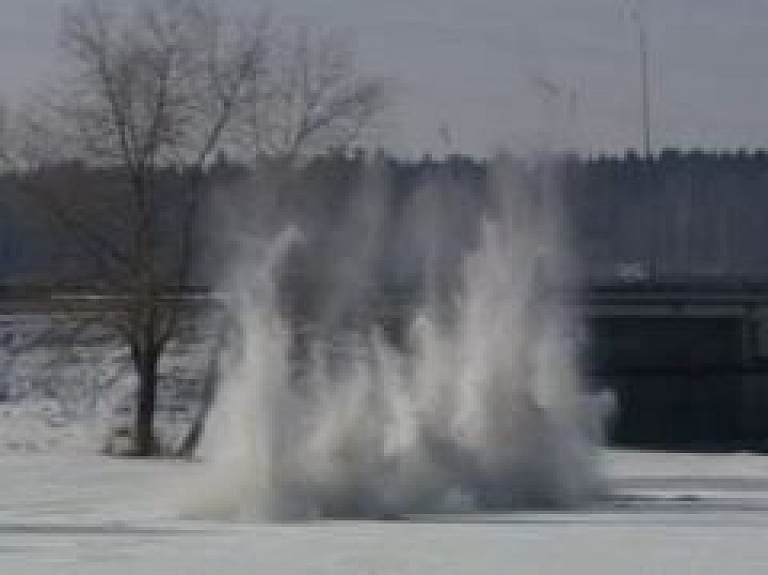Ogrē spridzina ledu (video)