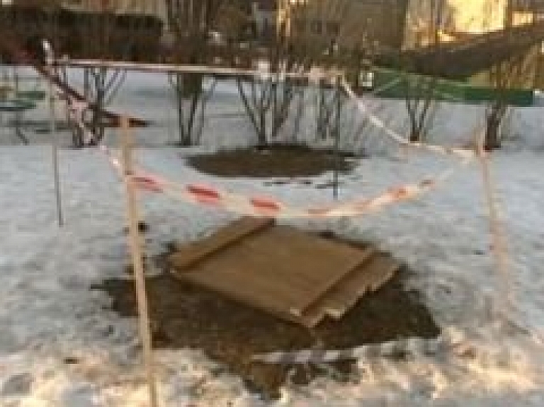 Vecmīlgrāvī bērnudārza teritorijā mazulis iekrīt kanalizācijas šahtā (video)