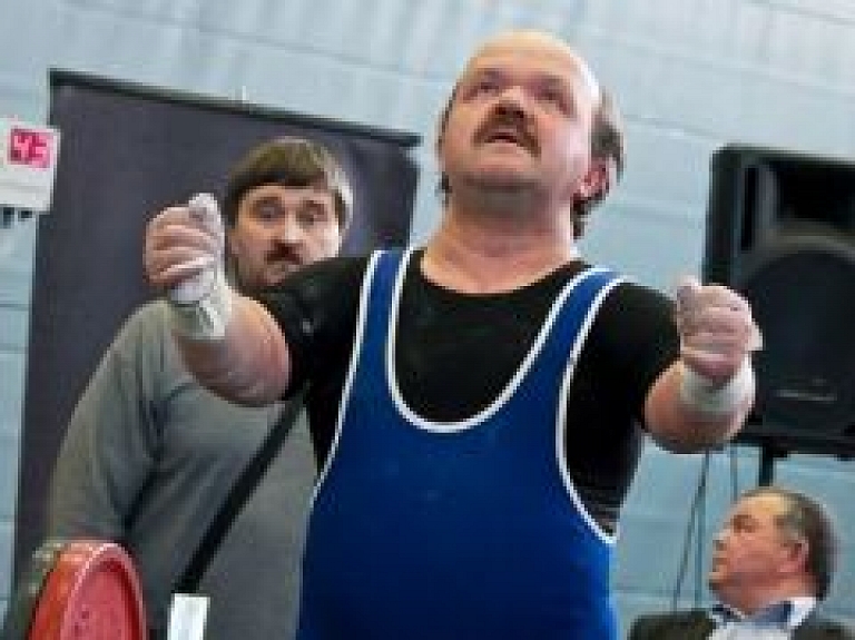 Zināmi jaunie Latvijas čempioni stieņa spiešanā ar ekipējumu