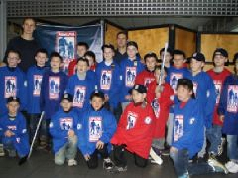 NHL spēlētāji dāvina bērniem 20 hokeja ekipējuma komplektus