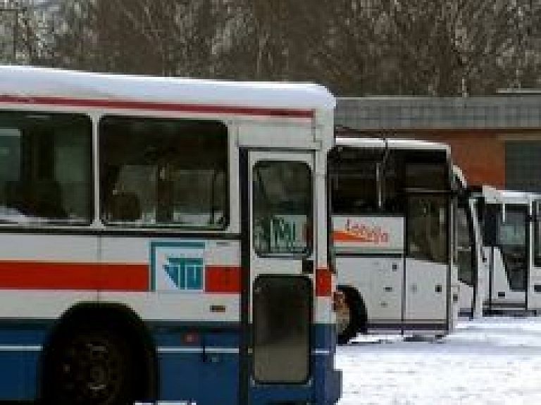 Cilvēkmens pārliecinās, cik ērti iekļūt "VTU Valmiera" autobusos (video)