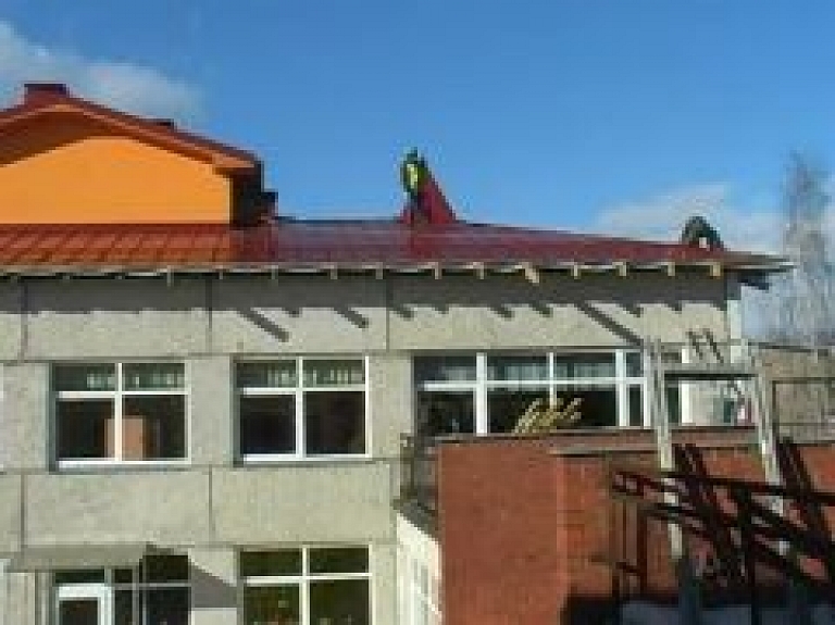 Līvānu bērnudārzam "Rūķīši" top jauns jumts (video)