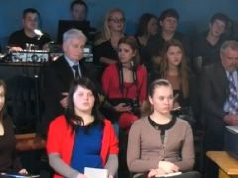 Jēkabpilieši piemin Imantu Ziedoni (video)