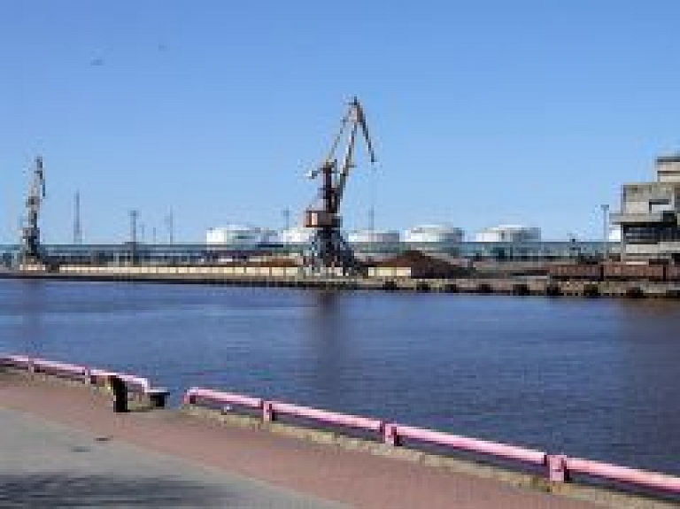 Ventspils brīvostā kravu apgrozījums februārī palielinājies par 7%