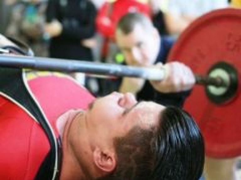 Jelgavā noskaidros Latvijas čempionus stieņa spiešanā guļus