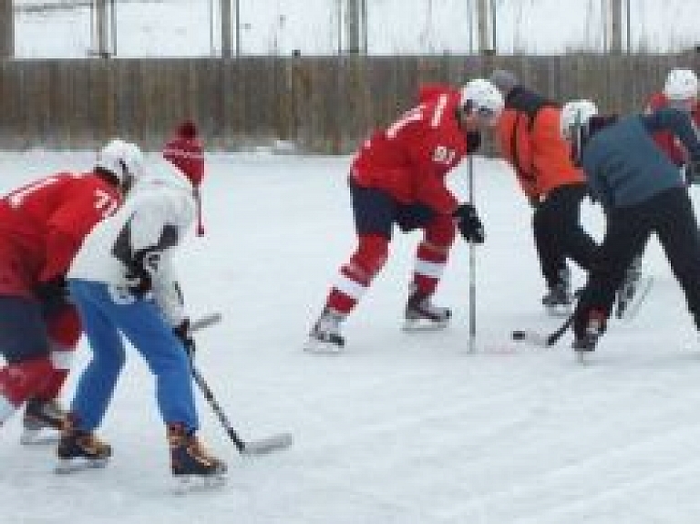 Jēkabpils atklātā turnīra hokejā uzvarētājus nosaka "bullīši"