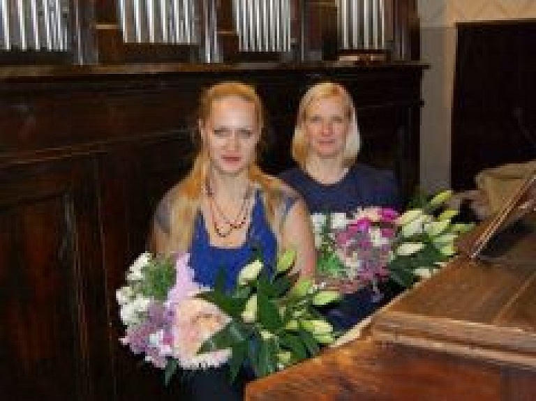 Četrrocīgi spēlē Viļakas katoļu baznīcas ērģeles