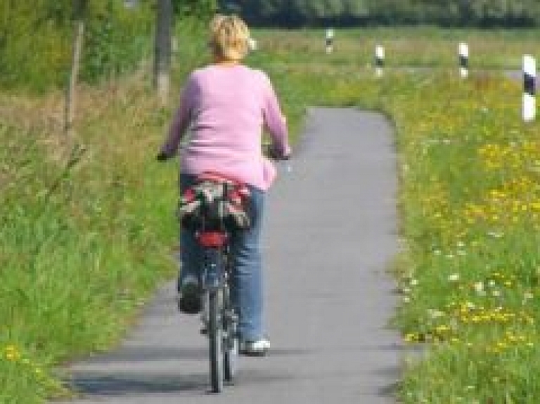 Velosipēdiste Gulbenē taranē automašīnu
