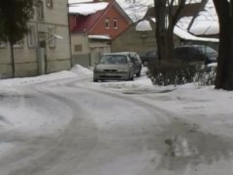 Jēkabpils iekškvartālos autovadītājiem grūti pārvietoties (video)