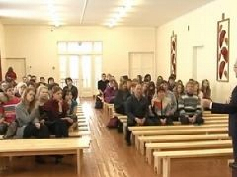 Maltā diskutē par eiro ieviešanu (video)