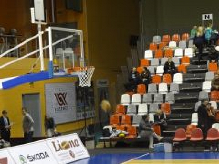 Sporta skola aicina meitenes uz basketbola treniņiem