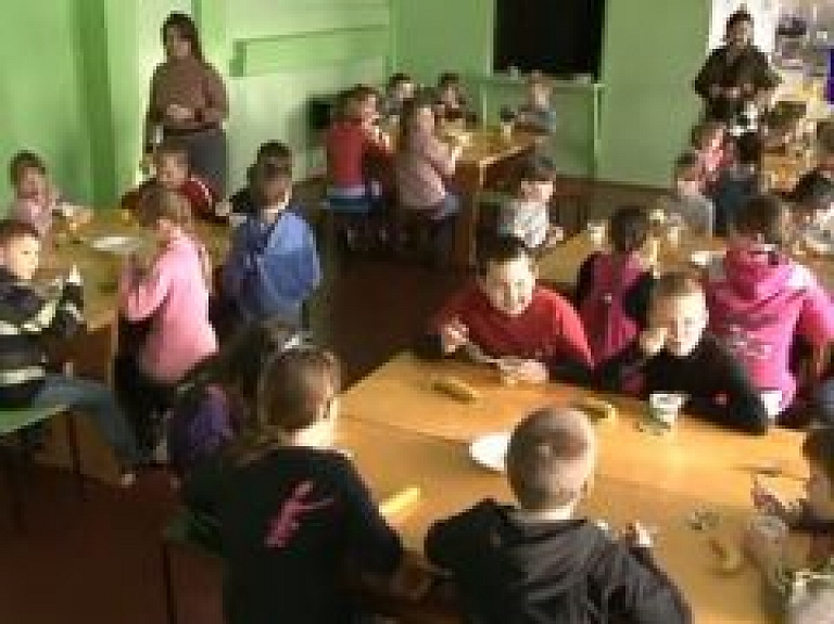 Virbos sākumskolniekiem nodrošina arī bezmaksas brokastis (video)