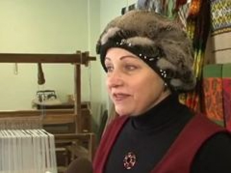 Ludzas centrā audēja māca senlatviešu arodu (video)