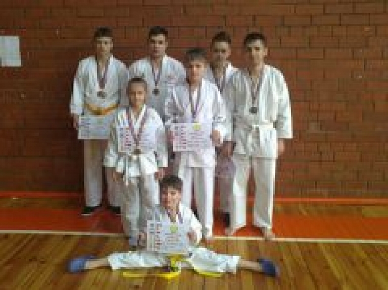 Dobelnieki Latvijas karatē čempionātā iegūst astoņas medaļas
