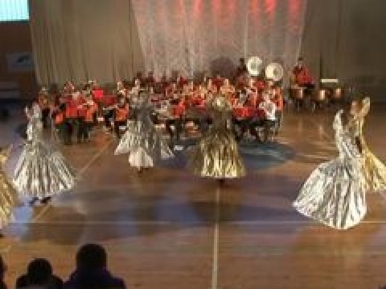 Talsu pūtēju orķestra deju grupa ar koncertu atzīmē 15.jubileju (video)