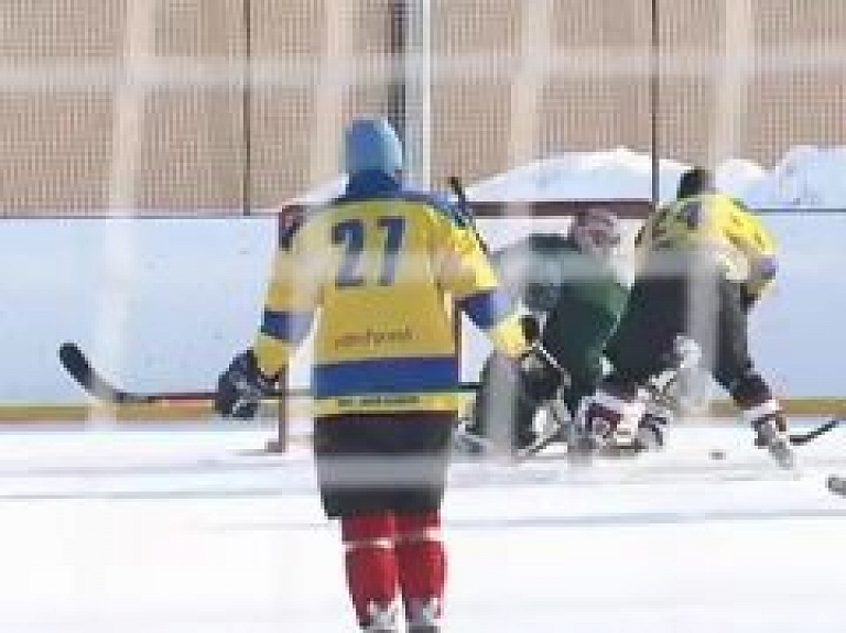 Amatieri sacenšas Ludzas atklātajā turnīrā hokejā (video)