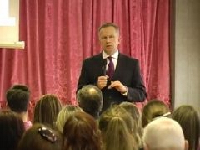 Rimšēvičs seminārā jēkabpiliešiem eiro salīdzina ar lielu kuģi (video)