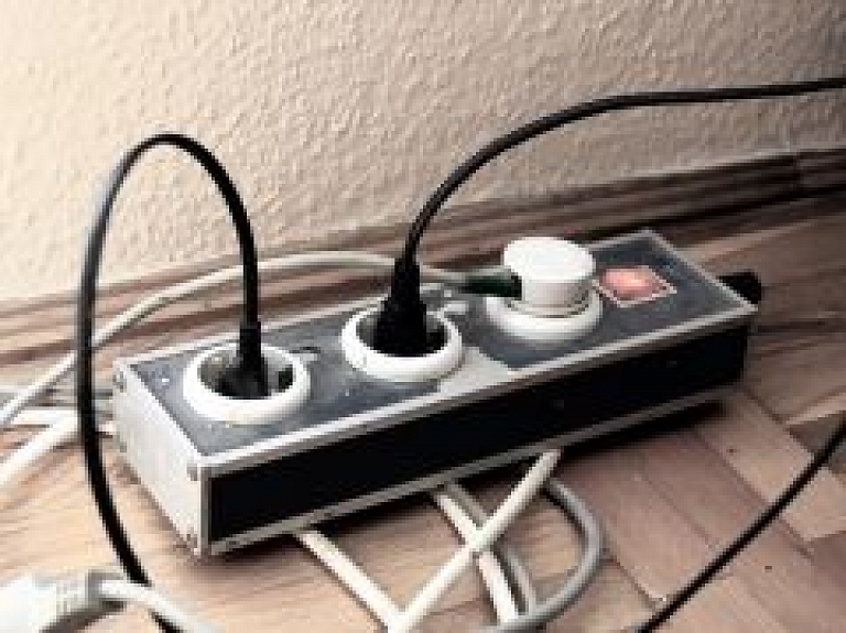 Pusei no "Duntes ozolu" dzīvokļiem atslēgs elektrību (video)