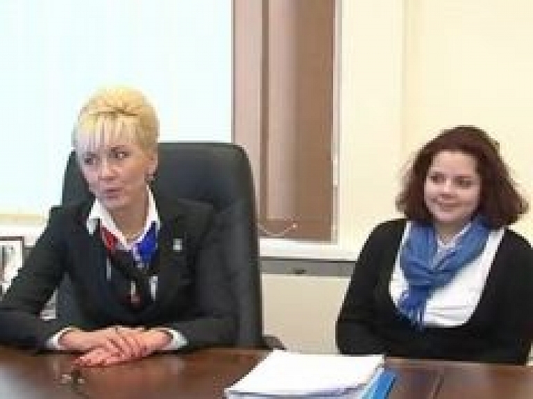 Daugavpils pilsētas domes darbiniekus ēnoja 19 jaunieši (video)