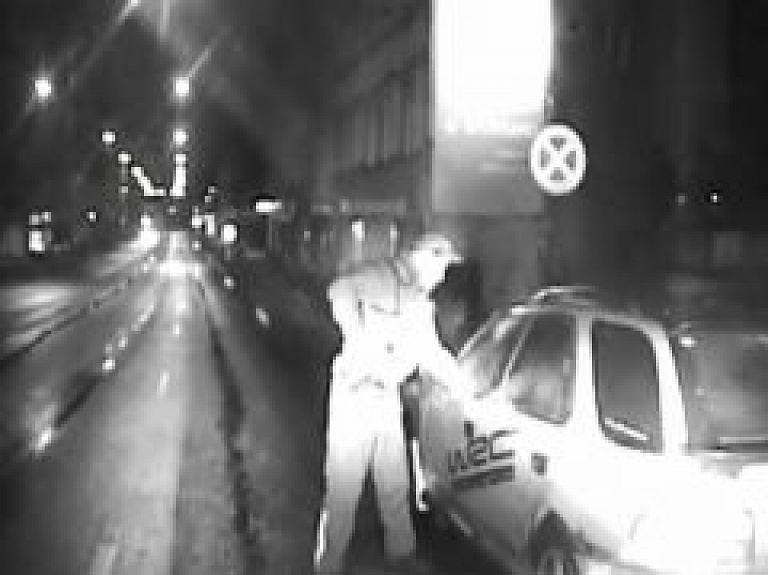 Autovadītājs reibumā mēģina aizmukt no policijas (video)