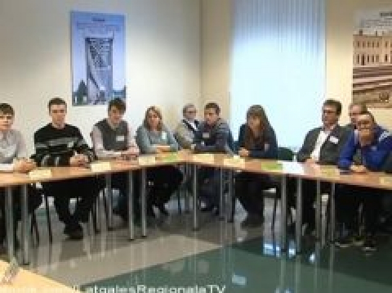 Daugavpils jaunieši ēnoja dzelzceļa darbiniekus (video)