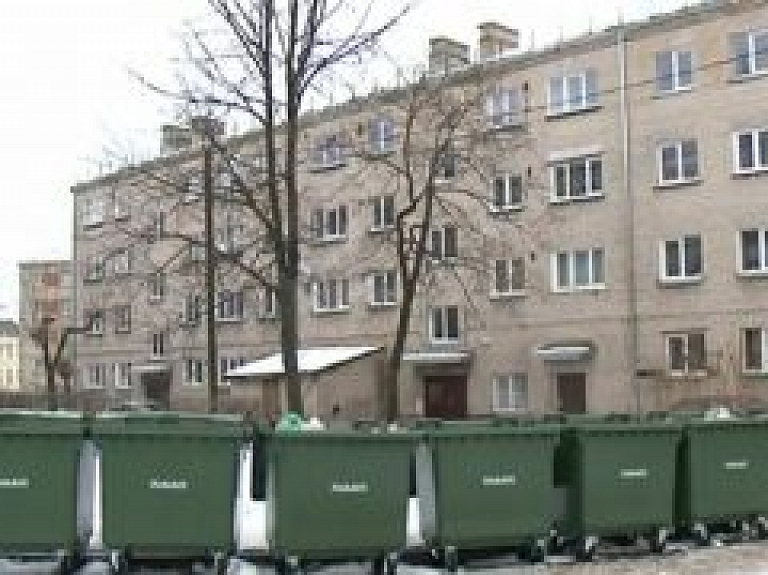Rēzeknes iedzīvotāji nav apmierināti ar atkritumu izvešanas biežumu (video)
