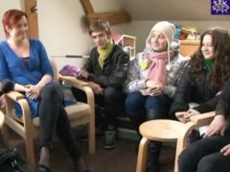 Ēnu dienā Talsu jaunieši gūst zināšanas par dažādām profesijām (video)