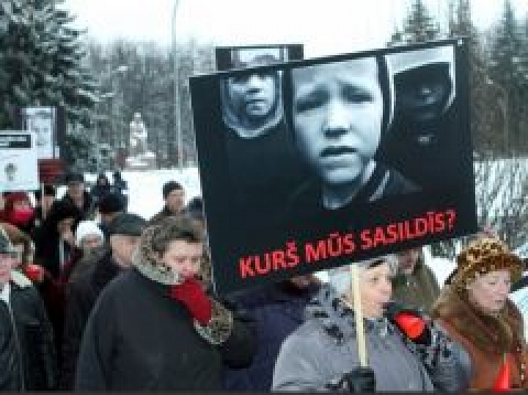 Samazināt PVN apkurei skaļā protestā prasa vairāki simti cilvēku (papildināts)