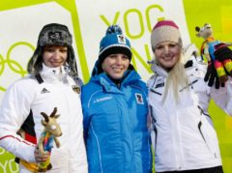 Zirne un junioru kamaniņu braucēju komanda labāko četriniekā