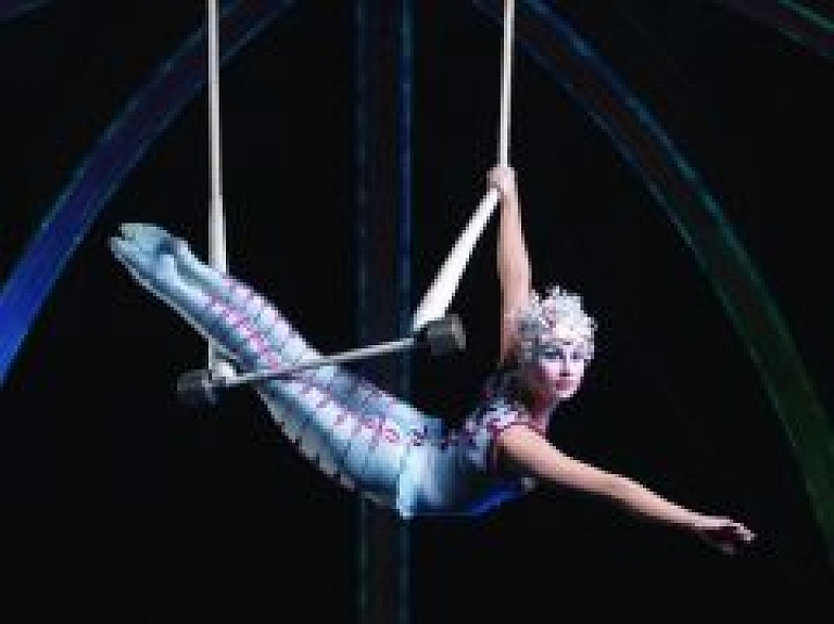 "Cirque du Soleil" izziņo šova "Alegría" papildizrādi