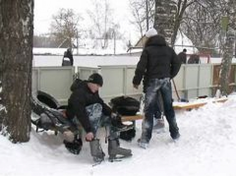 Kārsavā jaunieši slēpo un slido