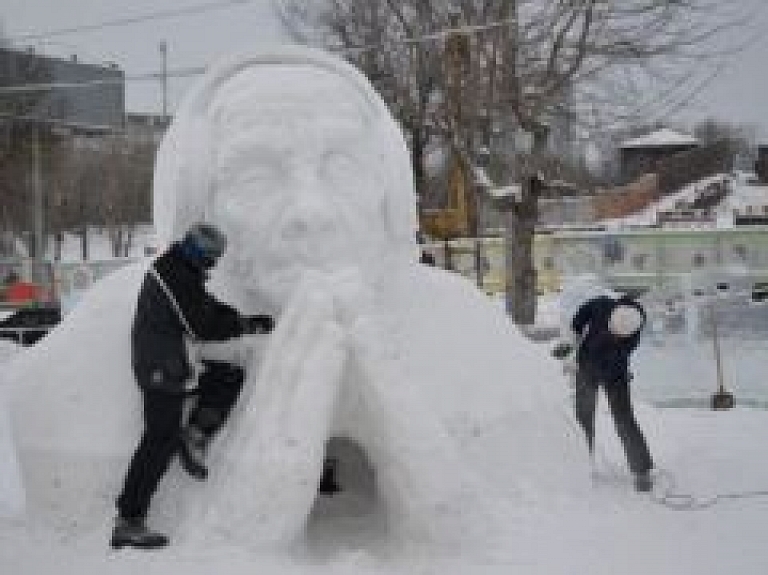 Jelgavas ledus skulptūru festivāla dalībnieki iegūst Krievijas kausu