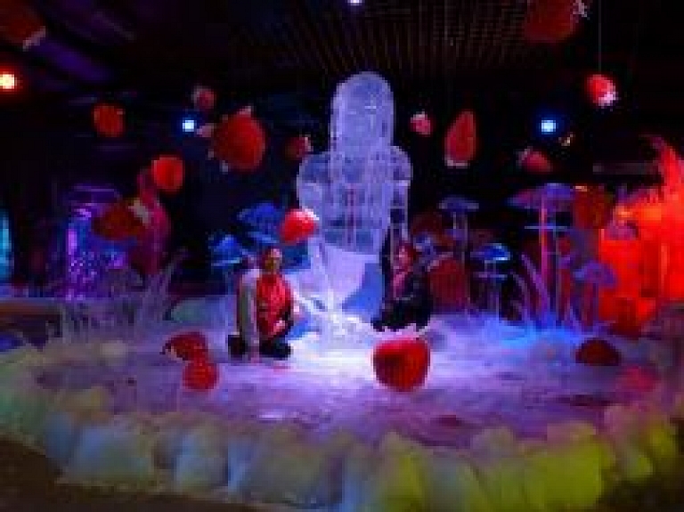 Jelgavas ledus skulptūru festivāla tēlnieka "Zemeņu lietus" Vācijā