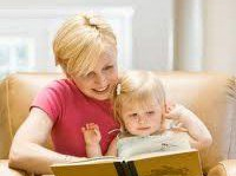 LCB aicina vecākus kopā ar bērniem apmeklēt bibliotēku