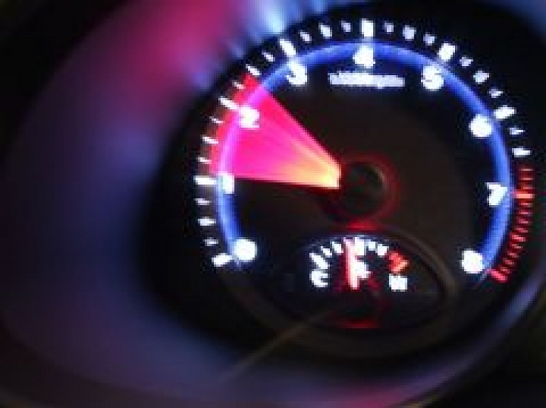 Automašīnai apgāžoties uz jumta, cietis 30 gadus vecs vīrietis