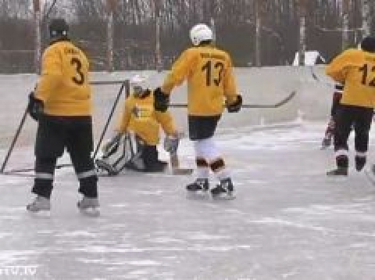 Ludzas novada Cirmā atklāja hokeja laukumu