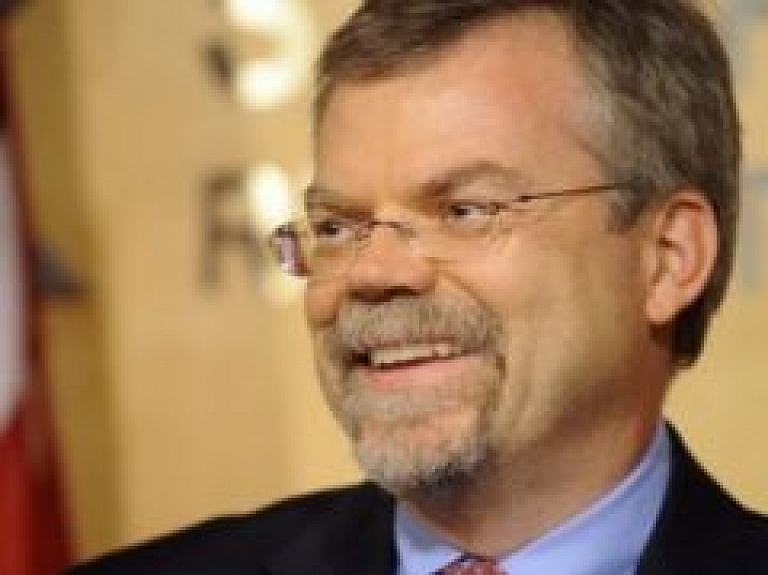 ASV vēstnieks Jelgavā atzīmē pilsētas attīstītību investīcijām labvēlīgā gultnē