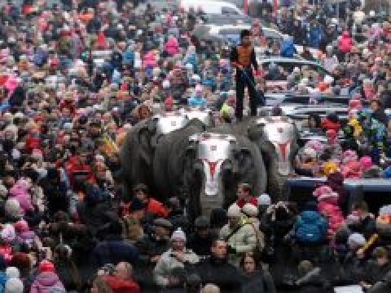 Ziloņu gājienu apkārt Rīgas cirkam vēro vairāki tūkstoši skatītāju