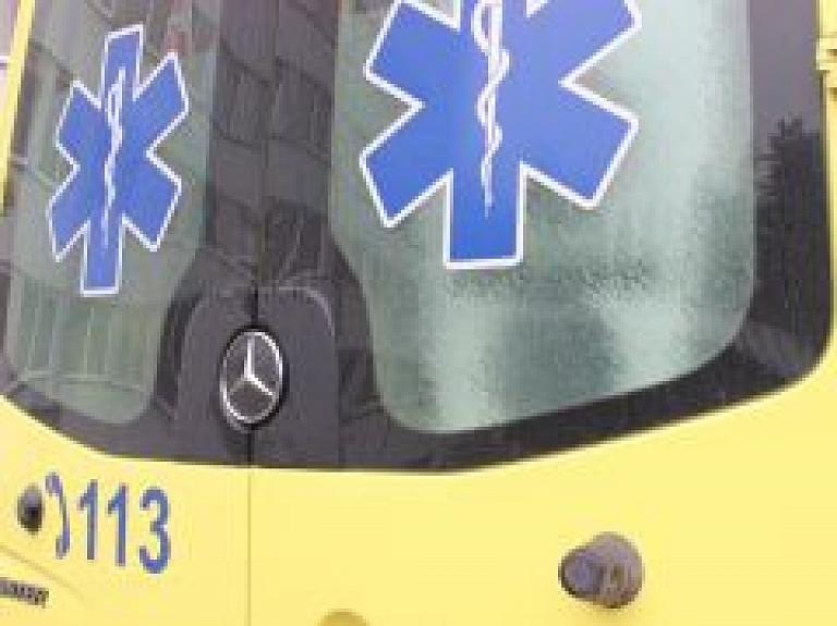 Jaunietis Daugavpilī neapsaimniekotā ēkā izkrīt starp stāviem