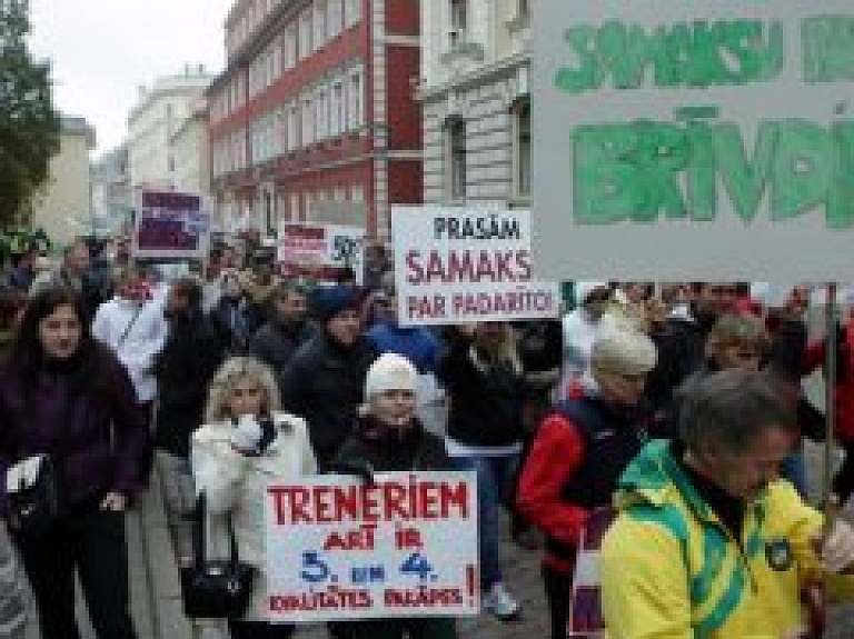 Talsu novada sporta skolas treneri piketē pie Saeimas