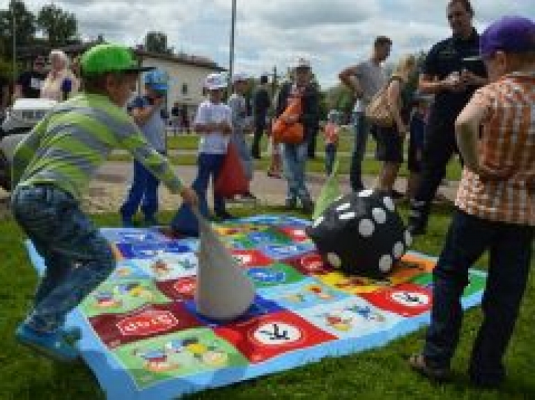 Policisti piedalās Jaunjelgavas novada svētkos