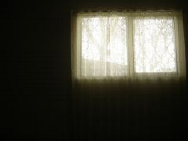 Daugavpilī no dzīvojamās mājas piektā stāva izkrīt cilvēks