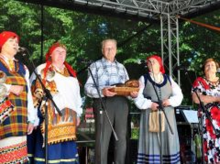 Carnikavā ieskandināts pirmais Piejūras senioru festivāls