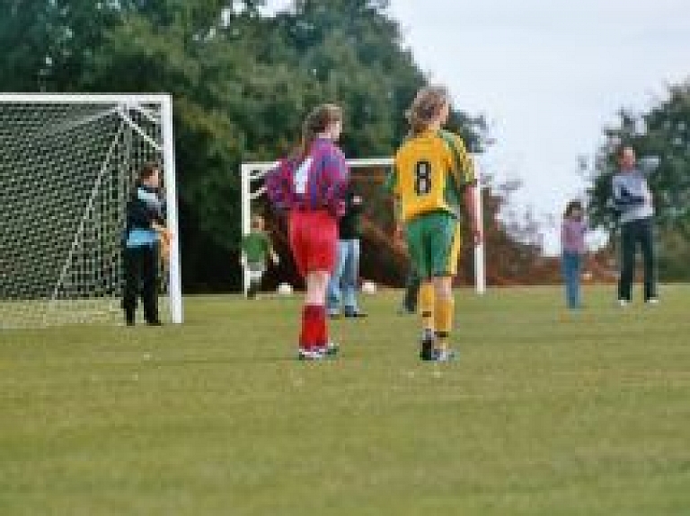 Valmierā vēlas veidot meiteņu futbola komandu; aicina pieteikties