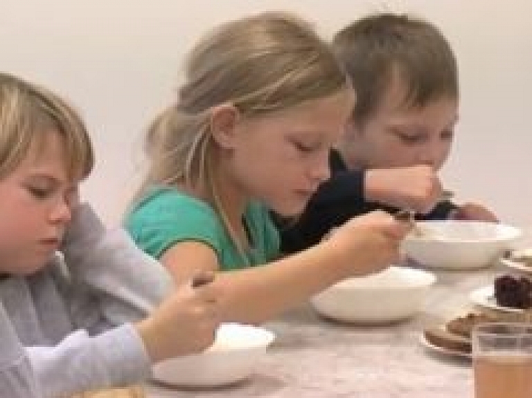Šogad Daugavpils bērni pusdienas ēdīs lētāk (video)